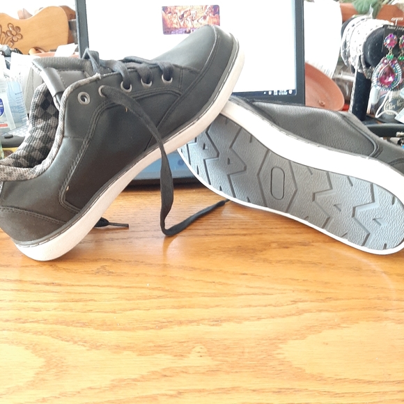 Man's Shoes - Picture 6 of 8